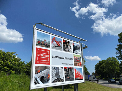 Große Plakatwand mit Werbung von Stricker