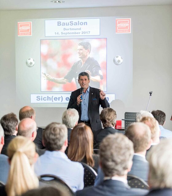 Zuhörer bei einer Präsentation eines Redn ers der Stricker Holding
