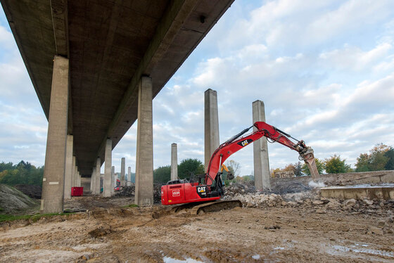 Eine Baustelle und ein Baufahrzeug unter einer Brücke