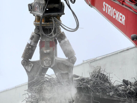 Bagger bei Abrissarbeiten