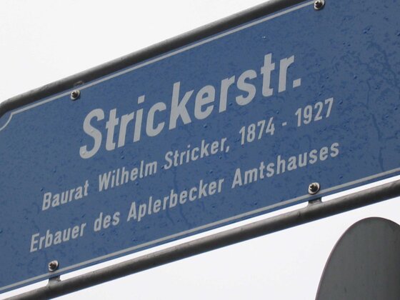 Schild Strickerstraße in Dortmund Aplerbeck: Baurat Wilhelm Stricker 1874-1927, Erbauer des Aplerbecker Amtshauses